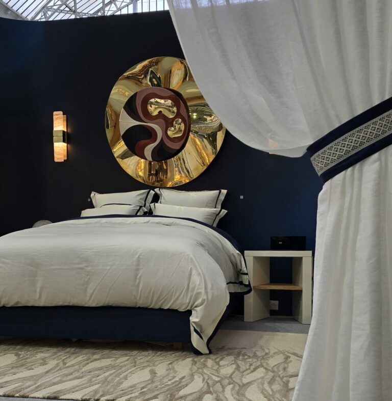 Lit Royalaine boxspring. Un matelas en laine fait main avec des ressorts ensachés pour un confort indépendant.