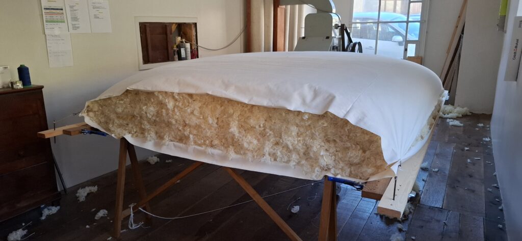 fabrication d'un matelas laine. La laine protège des polluants dans nos intérieurs