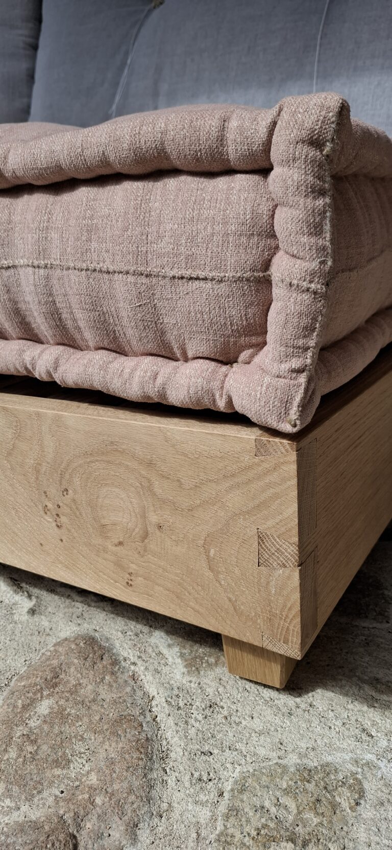 Banquette tapissée sur mesure – savoir-faire de litier et tapissier Cardelaine