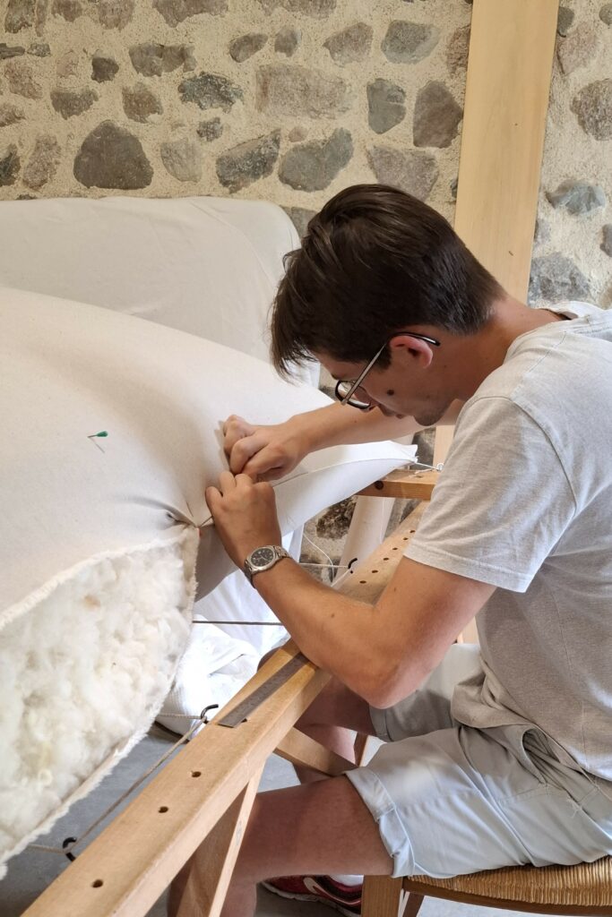 Couture au point de surjet réalisée à la main – finition traditionnelle de matelassier