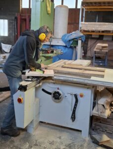 Fabrication artisanale de têtes de lit en bois massif dans nos ateliers en France