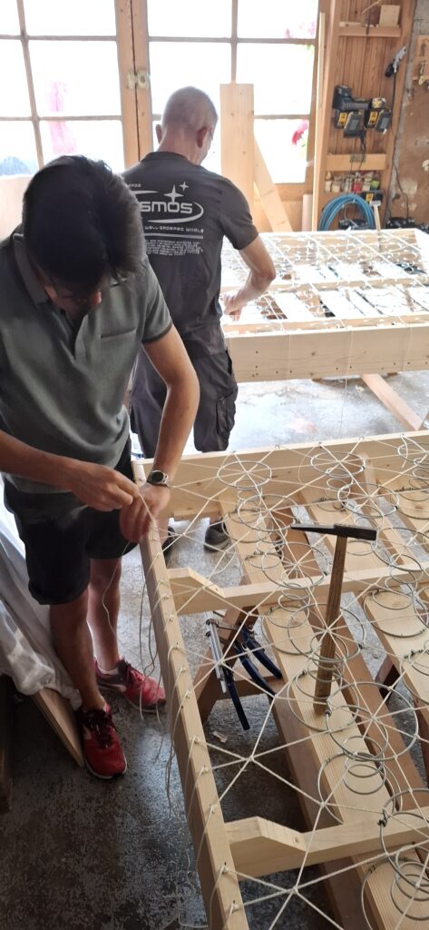 Guindage des sommiers dans l’atelier de matelasserie Cardelaine (fabrication artisanale)