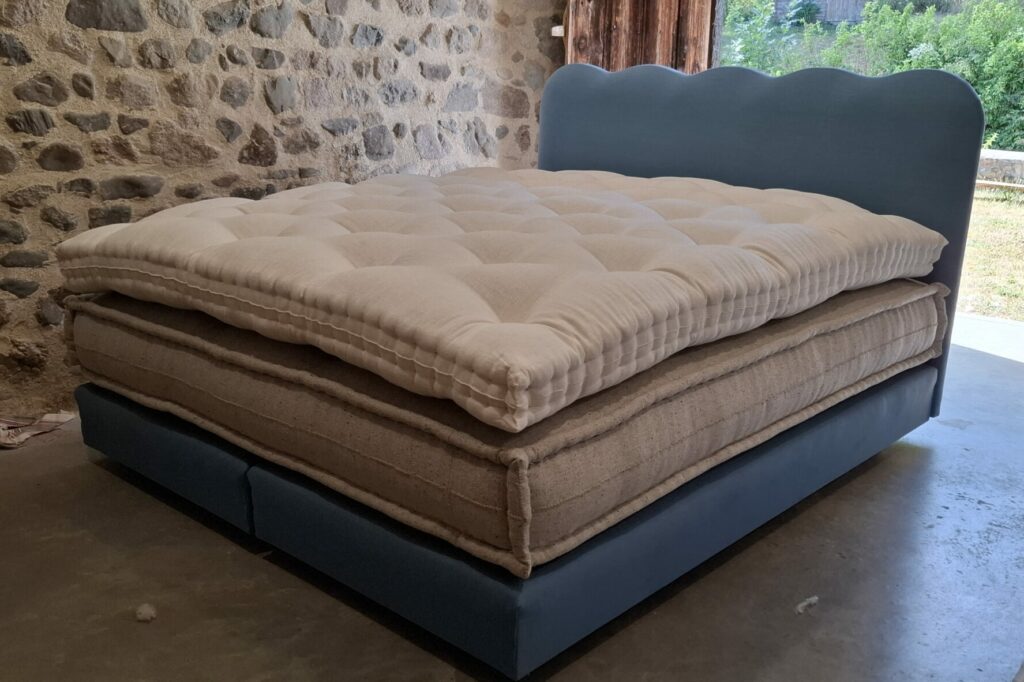 Lit sur mesure avec matelas en laine cousu main (réalisation Cardelaine)