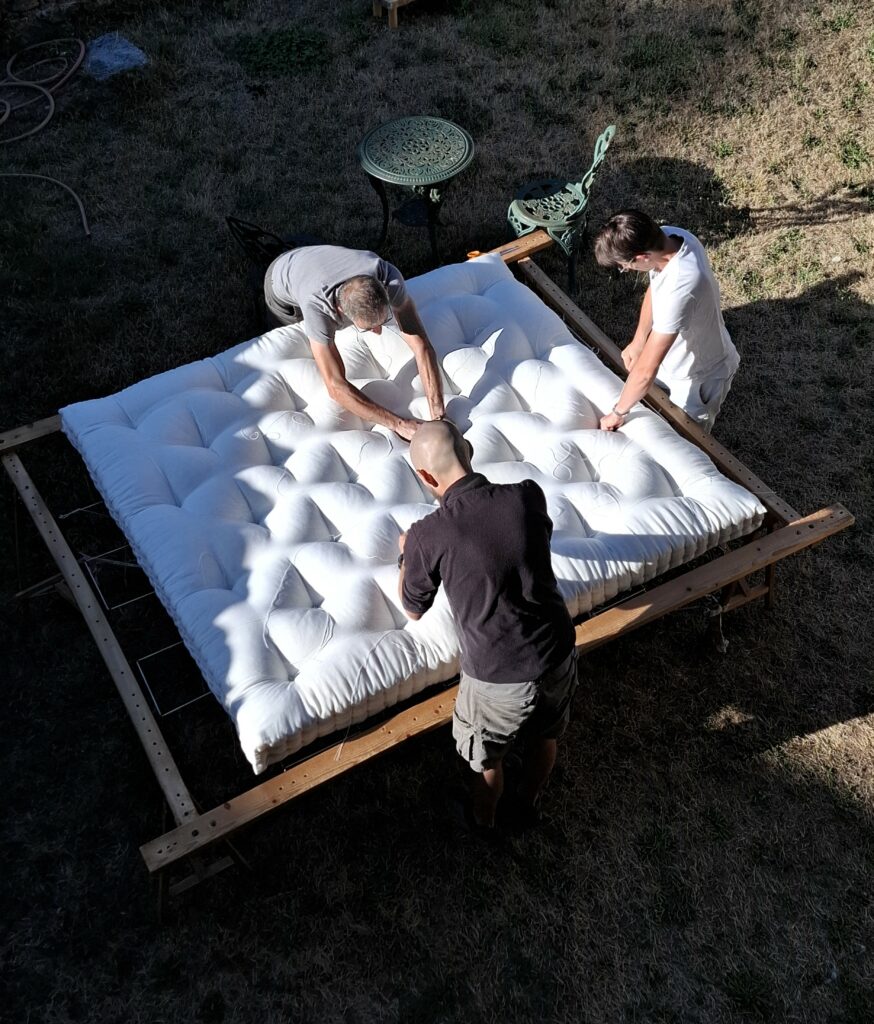 Matelas capitonné cousu main – exemple de literie sur mesure Cardelaine