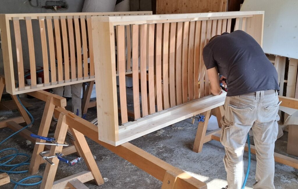 Fabrication caisse de sommier en peuplier massif dans l'atelier Cardelaine