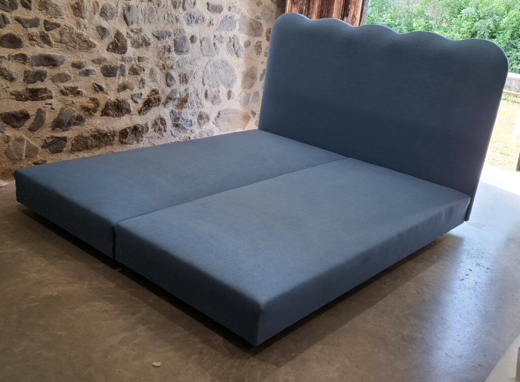 Sommier tapissier sur mesure recouvert de tissu d'ameublement, en lin, Cardelaine