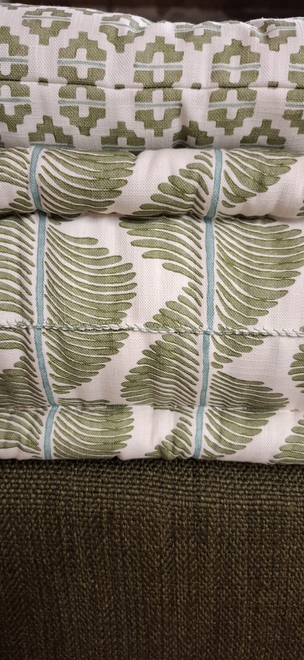 Sommier tapissier sur mesure recouvert de toile en lin, finition cloutage décoration, Cardelaine