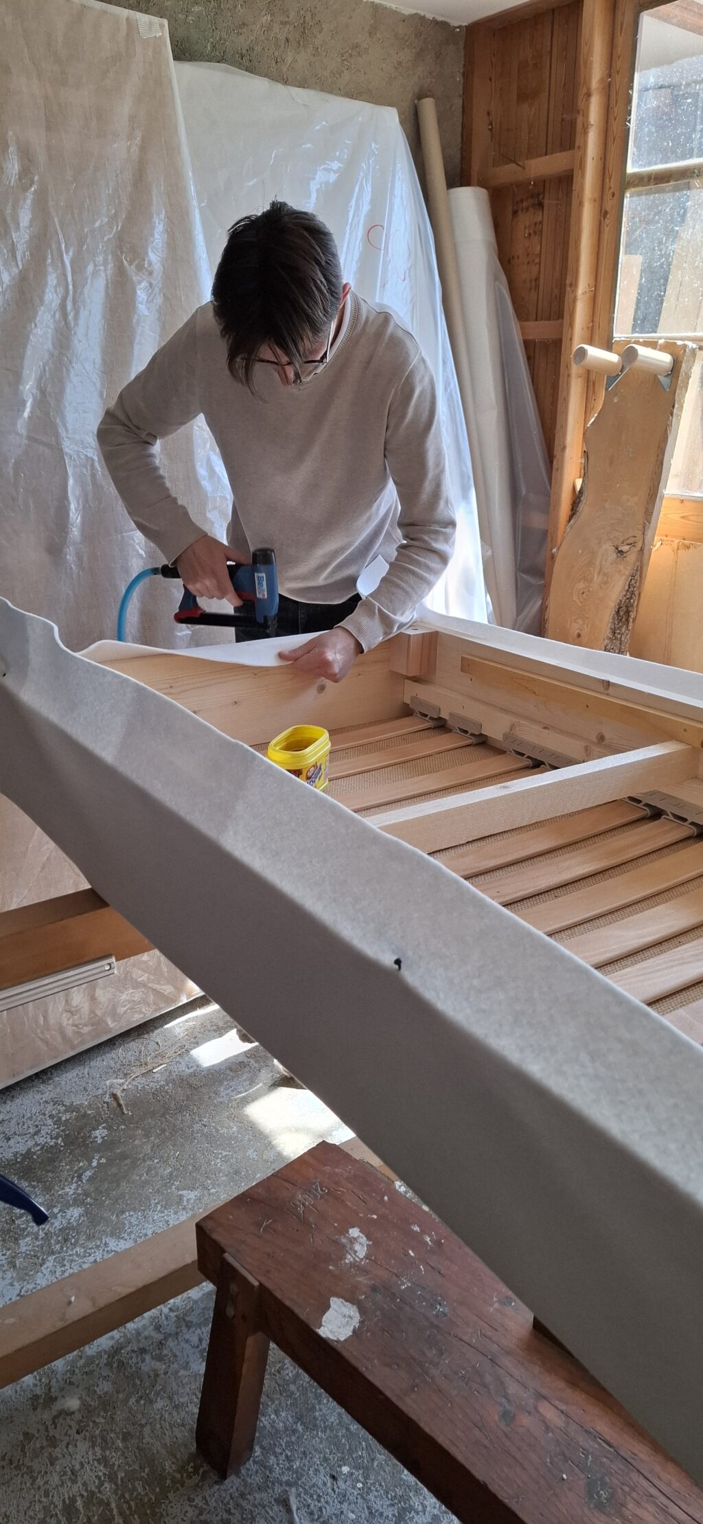 détail garnissage coton laine en cours de pose