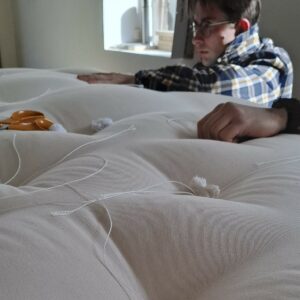 Capitonnage traditionnel à la main d'un matelas en laine naturelle avec des boufettes – Cardelaine