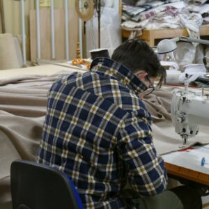 Découpe et préparation de la toile de coton naturel servant d'enveloppe au matelas en laine fait main – Cardelaine