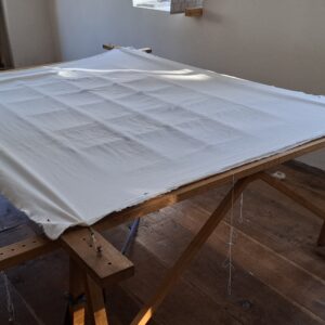 fabrication d'un matelas en laine naturelle dans les ateliers. Pose de la toile.