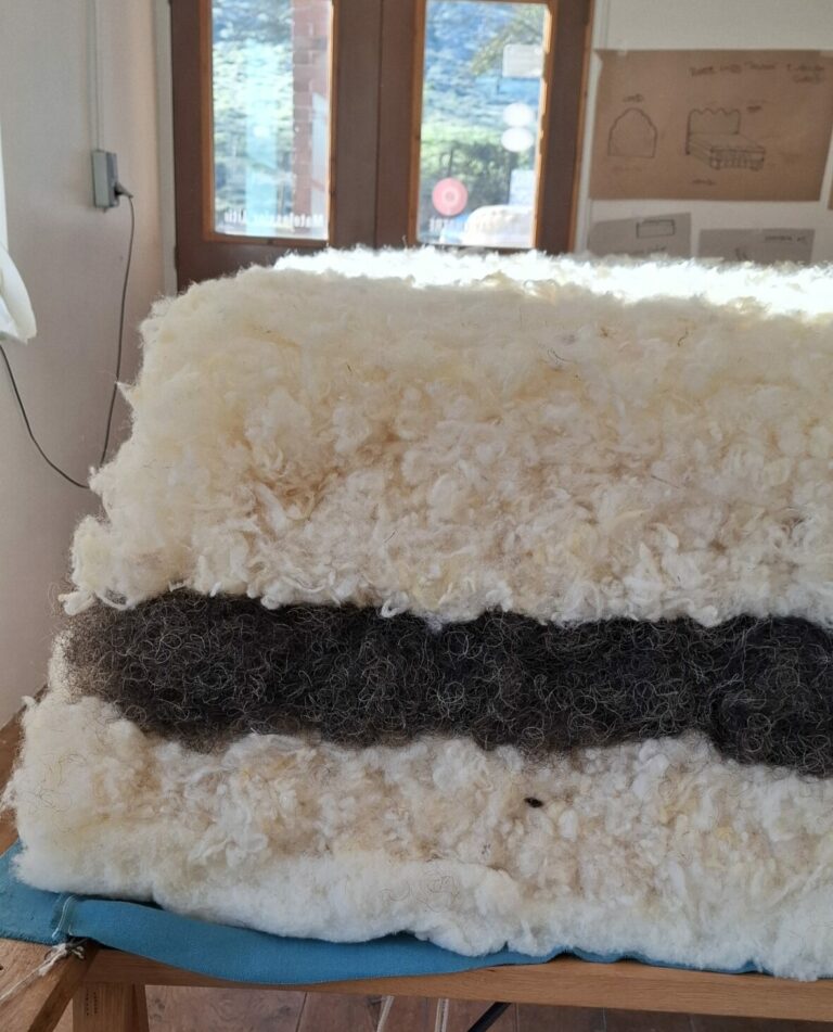 Egalisation d'un matelas laine dans les ateliers de Cardelaine