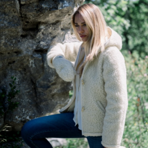 Veste femme en laine de mouton naturelle avec capuche